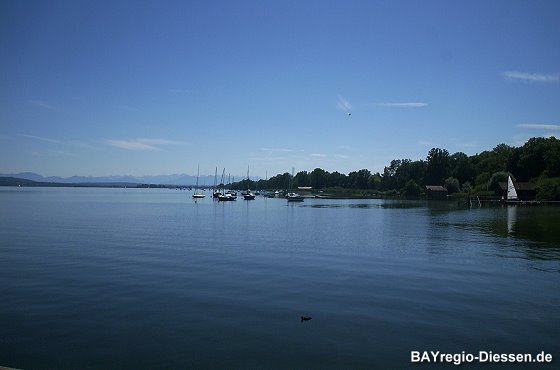 Der Ammersee, im Hintergrund die Alpen